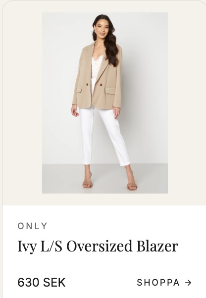 Beige enkelknäppt vårkavaj 2026 stylad med vit topp och vita jeans – avslappnad nordisk look.